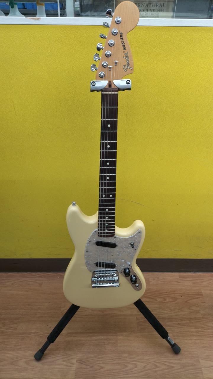 FENDER Electric Guitar AMERICAN PERFORMER MUSTANG
