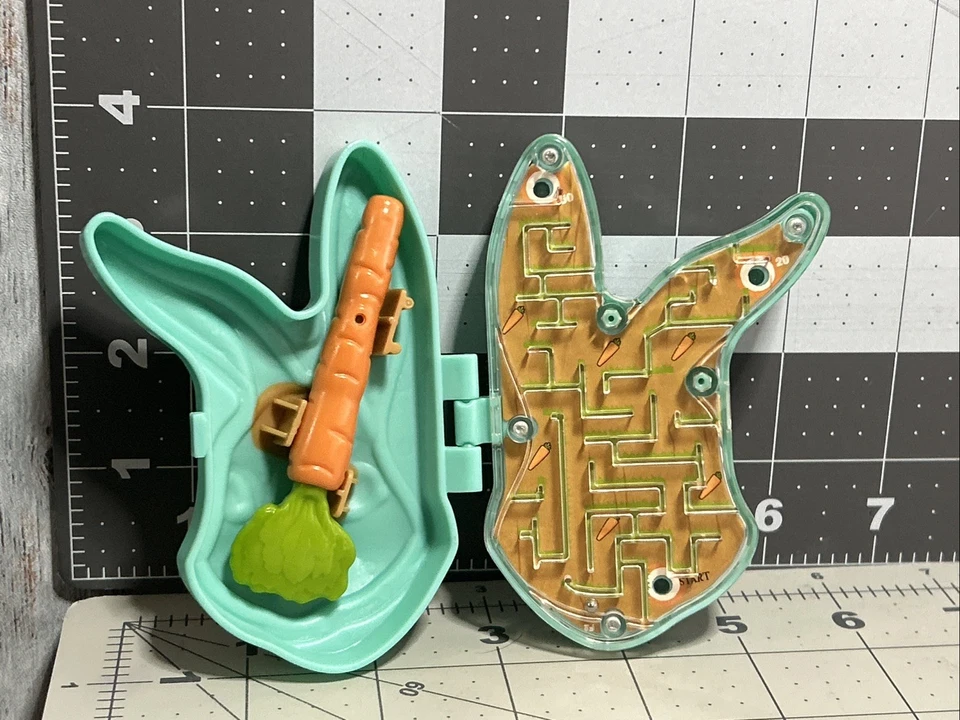 Figura de acción de película Peter Rabbit Magnetic Maze 2018 4" McDonald's Europa Foto 2 de 3