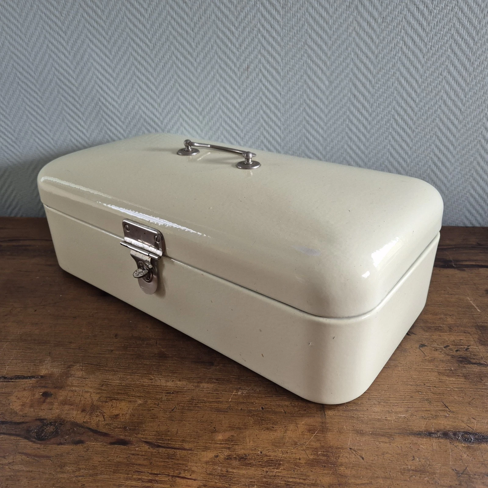 Vintage BREAD BOX Enamelware Storage Bin Creme Brotkasten Broodtrommel
Opens in a new window or tab