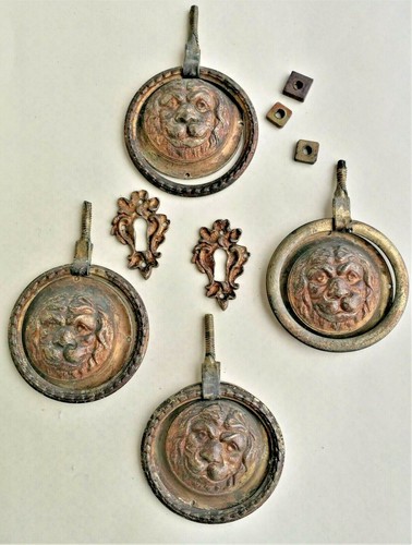QUATTRO MANIGLIE STILE IMPERO E DUE BOCCHTTE - BRONZO - ITALIA - Foto 2 di 3