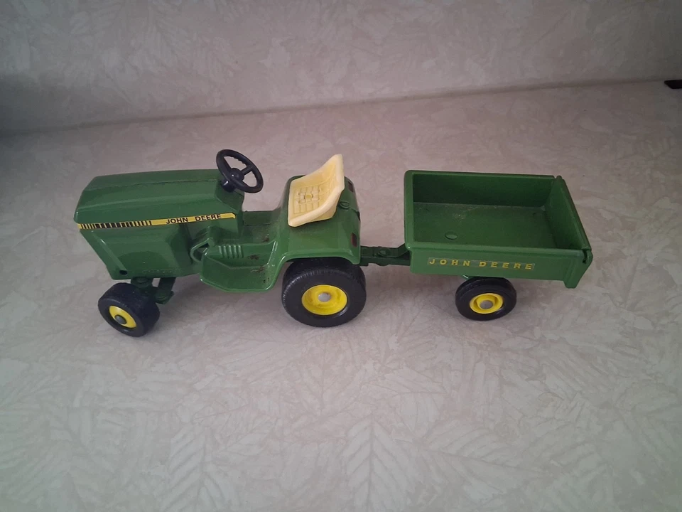 ERTL 1/16 SCALE JOHN DEERE LAWN & GARDEN TRACTOR #591 w/DUMP TRAILER - Image 2 of 4
