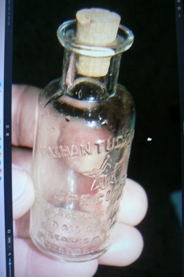SUPER RARE 1880S 1 OZ SAMPLE BOTTLE NATHAN TUCKER MD GILEAD, OHIO.