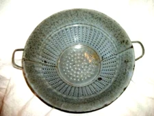 1890s GRANITEWARE ENAMELWARE COLANDER COUNTRY GRAY BLUE NAIVE PRIMITIVE ANTIQUE