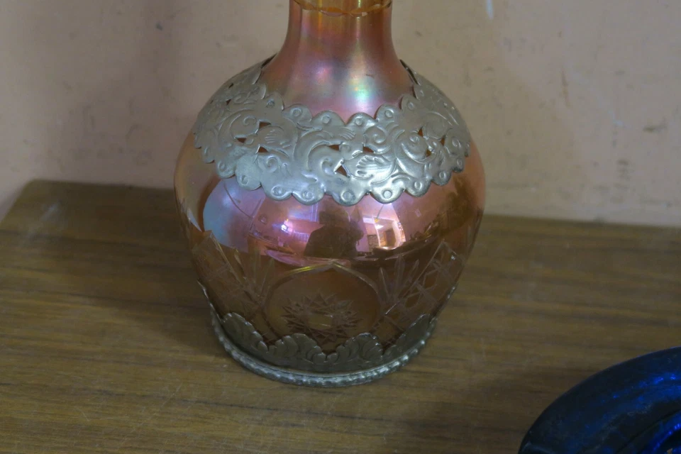 Botella jarra de vidrio bohemio Art Nouveau superpuesta de plata vintage 8" Foto 3 de 4