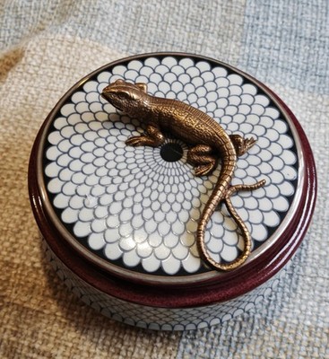Porzellan Schmuckschatulle mit Bronze Eidechsengriff. Wong Lee Ware. Sehr Sammlerstück
