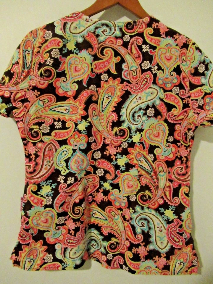 UNIFORME EXFOLIANTE TOP XS Blanco Cruz Marca Paisley Mangas Cortas LINDO USADO EN EXCELENTE ESTADO Foto 4 de 4