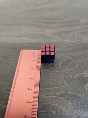 Miniatur Rubiks Würfel kleinstes Puppenzubehör selten Sammlerstück Marke Zuru