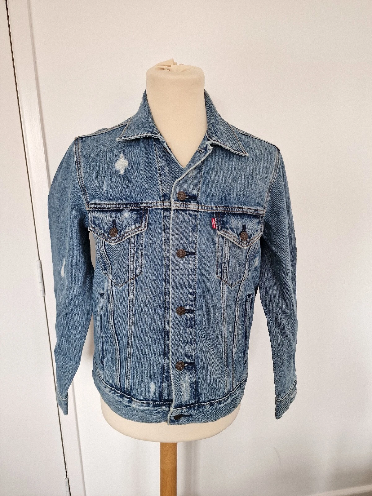 Levi's Mens Relaxed Denim Trucker Jacket. Small. Blue Wash. New With Tags