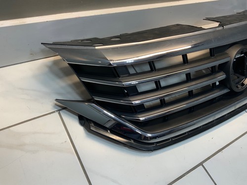 OEM Volkswagen Passat S SE SEL Grille 561.853.653 - Picture 2 of 8