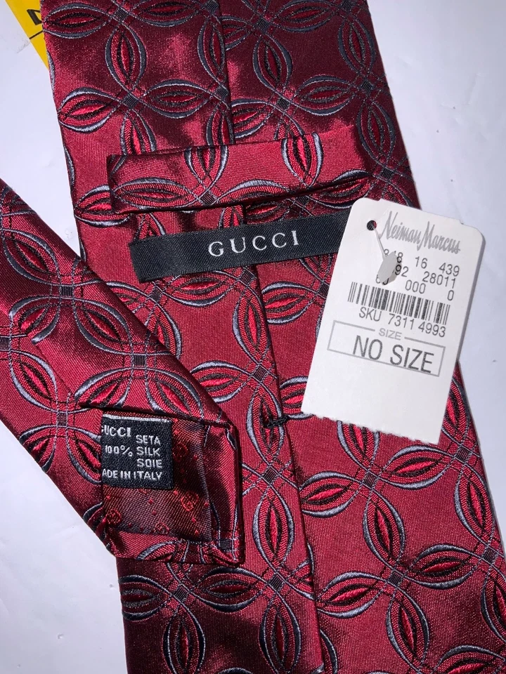 NUEVO CON ETIQUETAS GUCCI Corbata 100% Seda Borgoña Geométrica 58”, 3 3/4” Nueva con Etiquetas Foulard Foto 2 de 4