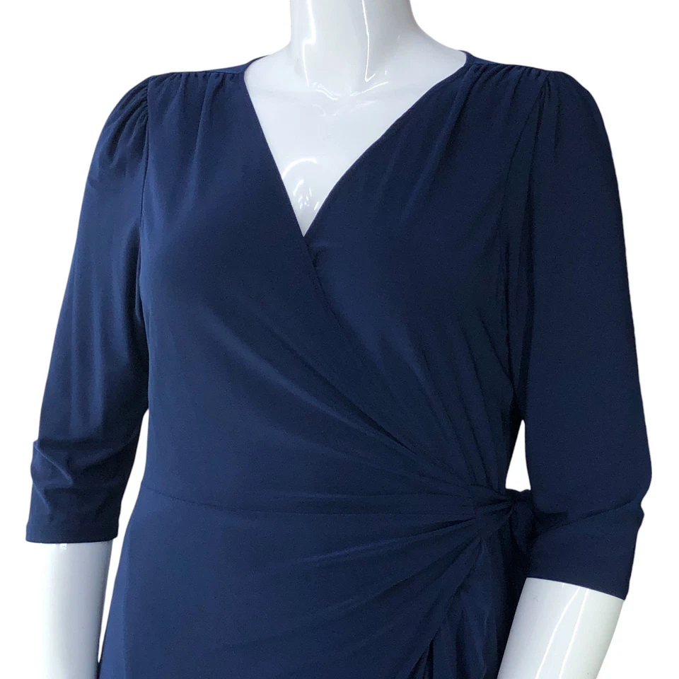 Vestido envolvente caprichoso Kiyonna para mujer talla grande 1X cuello en V volantes dobladillo azul marino hecho en EE. UU. Foto 2 de 4