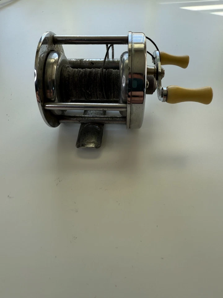 Carrete de pesca vintage Wards Skipper Baitcasting - aparejos de metal antiguos Foto 3 de 4