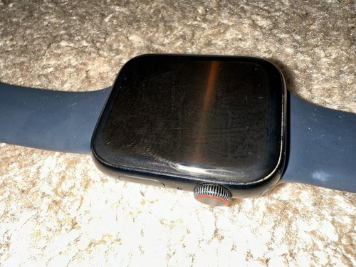 Apple Watch SE (2022) 44mm Boîtier en Aluminium Minuit avec Bracelet Sport, M/L (GPS +... - Photo 5 sur 7