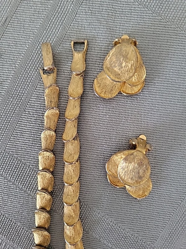 Vintage Scalloped Leaf Necklace 18", Clip On Earring Set,  Gold Tone