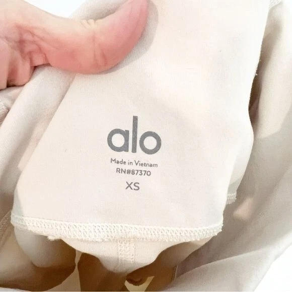 alo-yoga off-white ivory nesh detail leggings