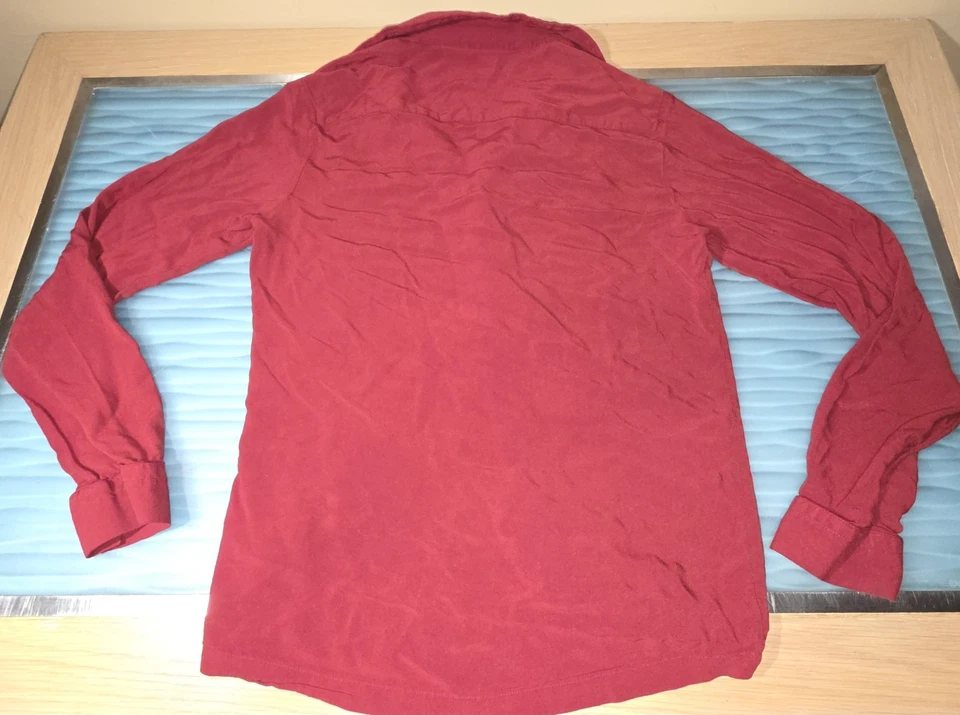 Camisa para hombre ASOS Design pequeña roja grúa bordada con botones manga larga  Foto 2 de 4