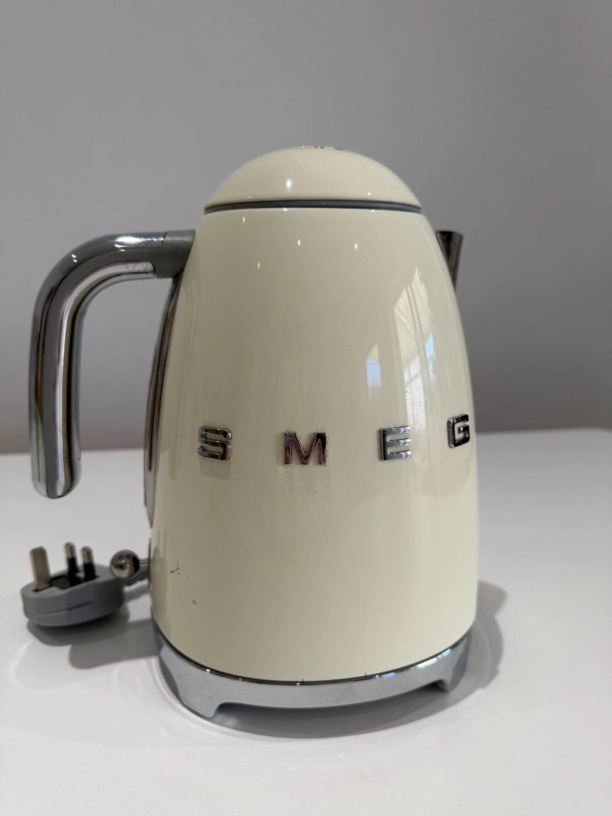 Smeg KLF03WHMUK 3000W 1.7L Retro Style Jug Kettle Cream