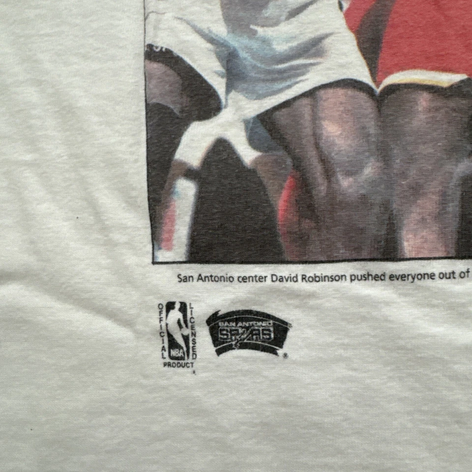 Vintage 1995 NBA MVP David Robinson San Antonio Spurs Newspapers Shirt Sz Large - Image 4 of 4