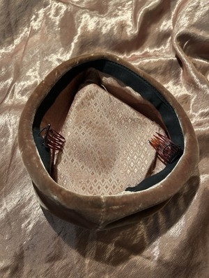 Vintage 1950s Brown Velvet Woman display picture 3
