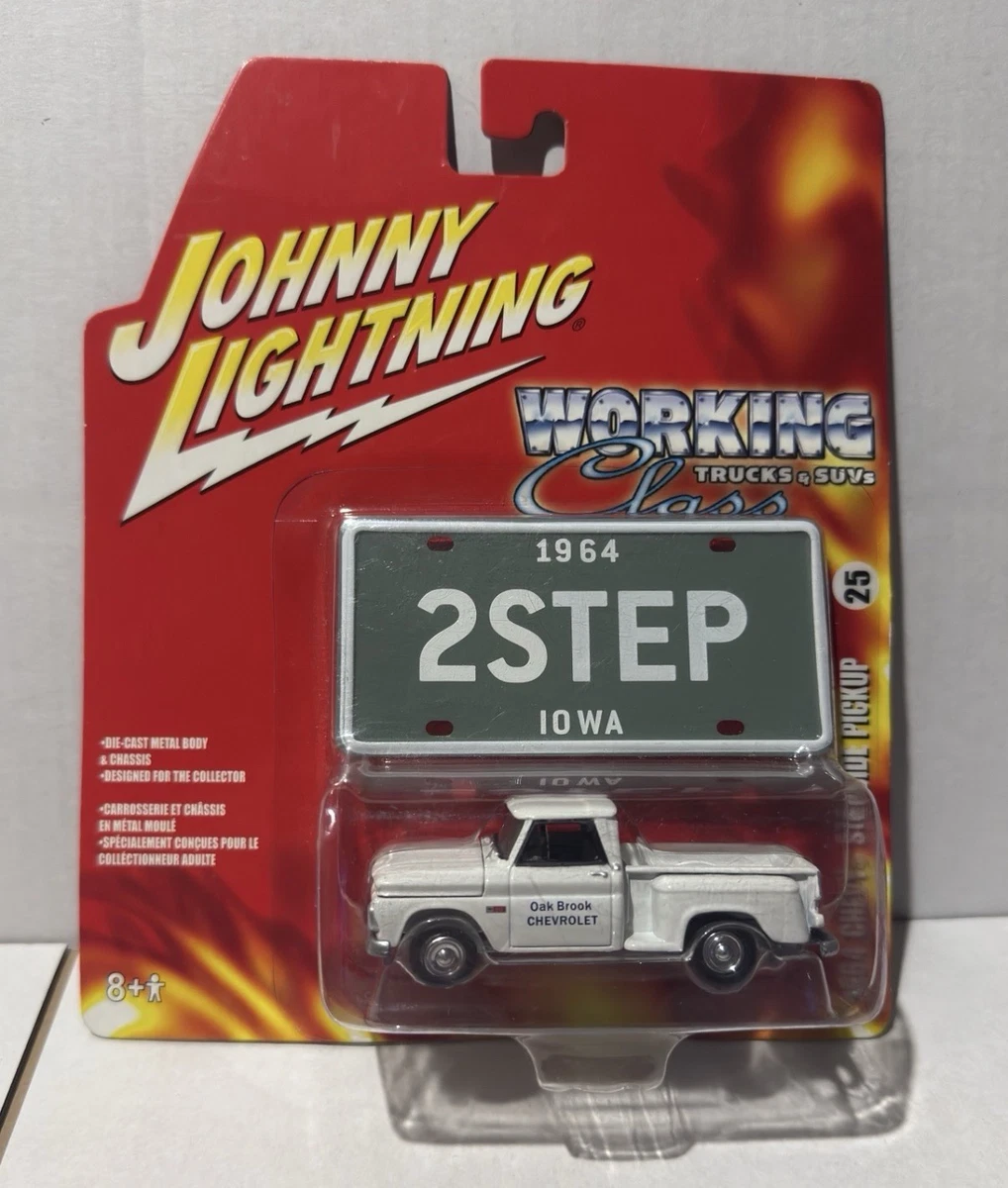 Johnny Lightning 1965 Chevy Stepside Pickup w/Bass Boat e Trailer, (JLSP203A