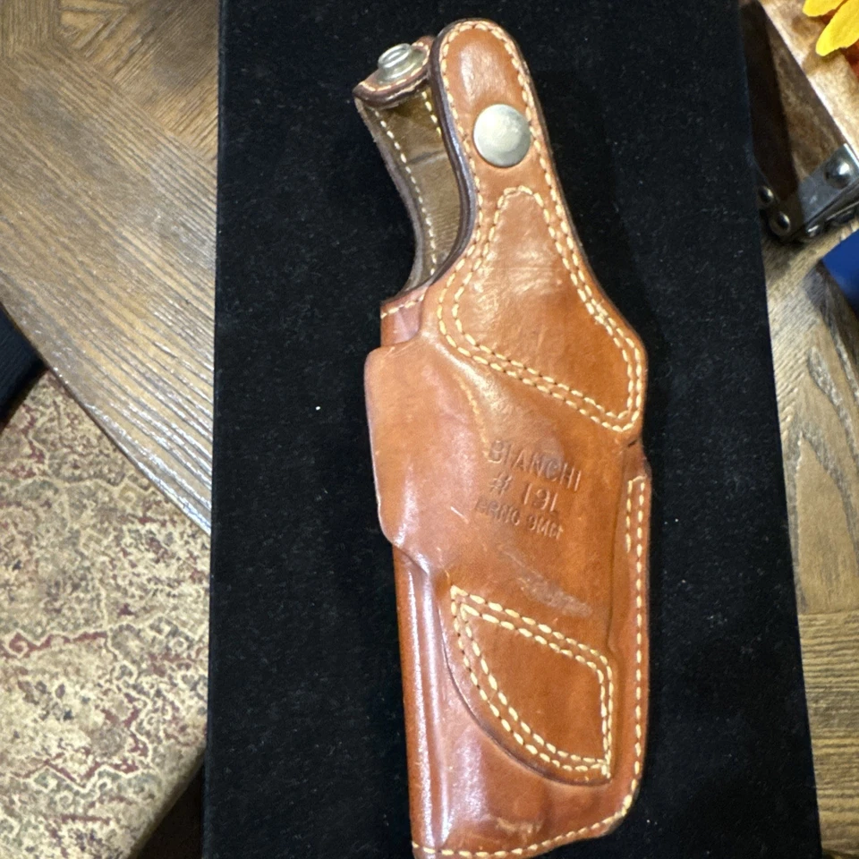 Bianchi 19L Leather Thumbsnap Suede Lined Holster for BROWNING 9MM - Image 2 of 4