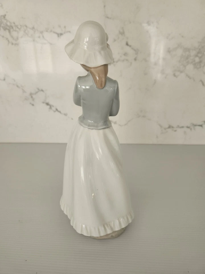 Vintage NAO LLadro GIRL HOLDING PUPPY Figurine "Nina Dulce" SPAIN - image 4 of 4