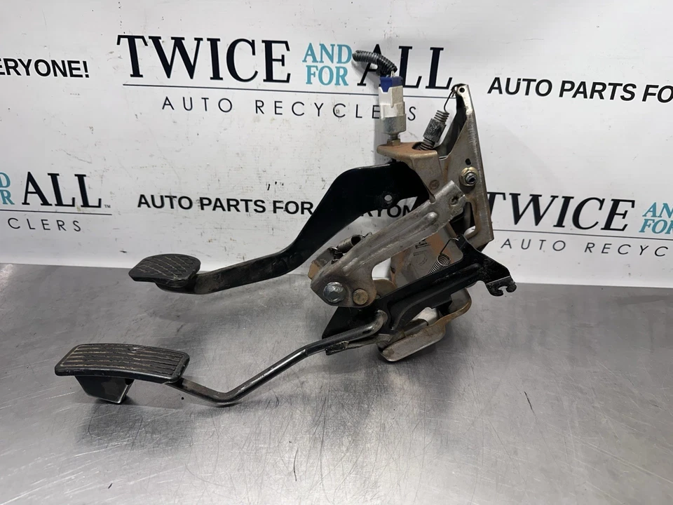 94-01 ACURA INTEGRA 92-00 CIVIC OEM GAS BRAKE CLUTCH PEDAL ASSEMBLY MANUAL 5 SPD - Image 3 of 4