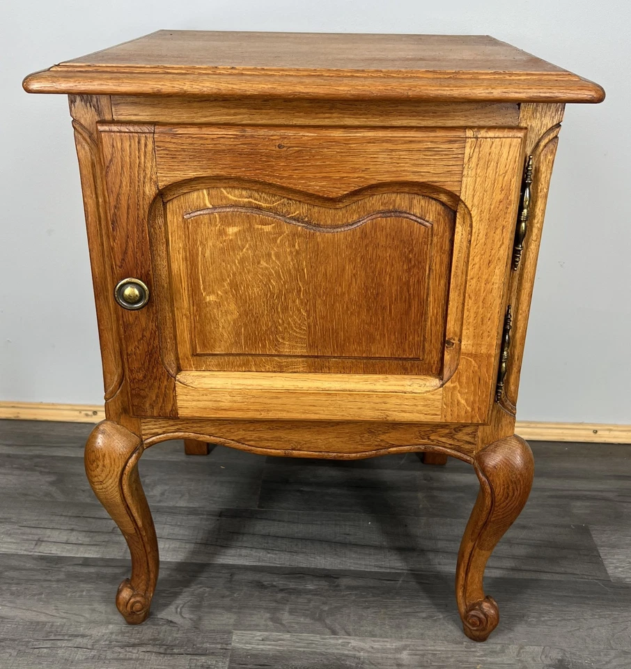 French Vintage Oak Bedside Tables Pair Cupboards Cabinets Louis XVI LOT 3944 - Image 2 of 4