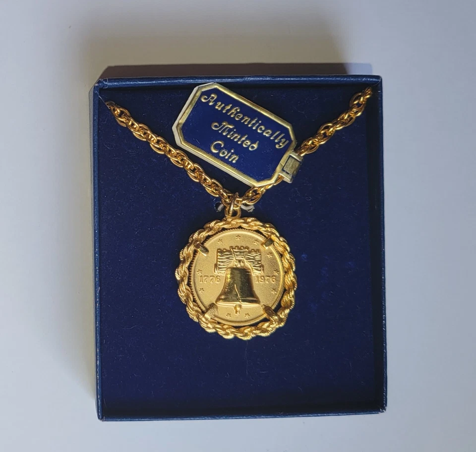 2 Colgantes de Recuerdo Campana de la Libertad Medallones Monedas 18 pulgadas Collar Bicentenario Foto 2 de 4