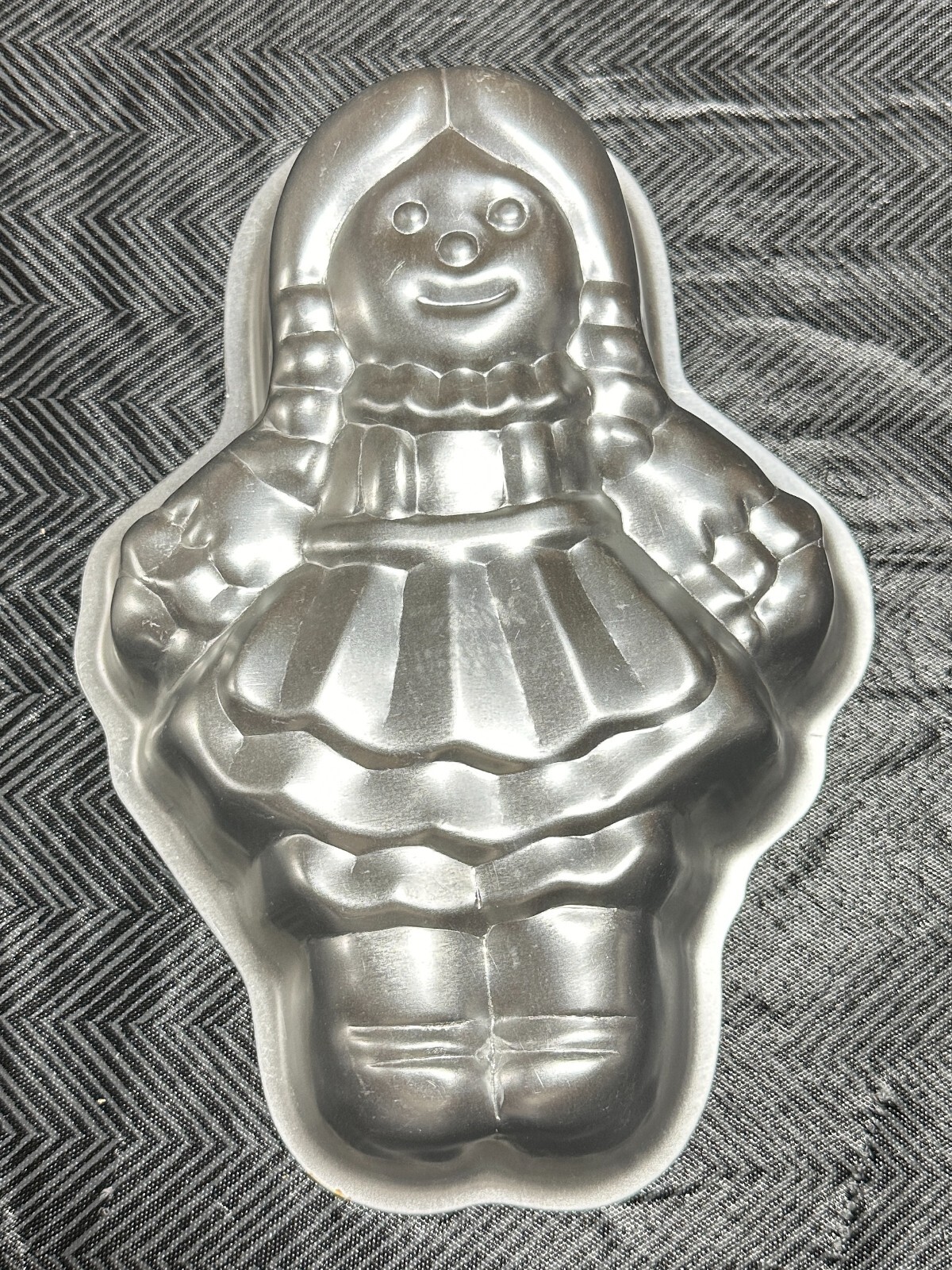 Wilton Cake Pans – Bugs Bunny, Holly Hobby, Disney Friends, Guitar