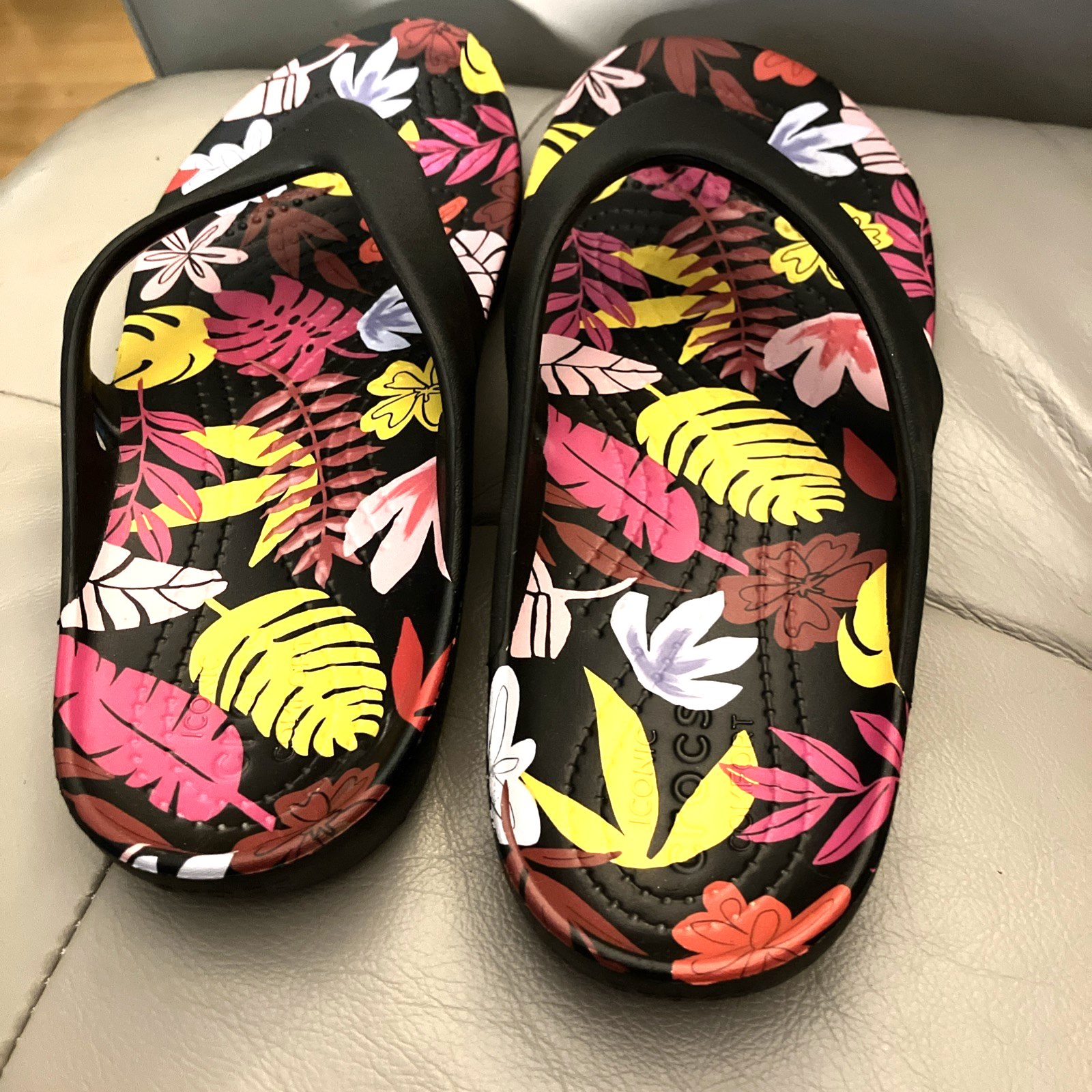 APL Crocs Kadee II Sandalo Infradito Donna Foglie Colorate Taglia 8