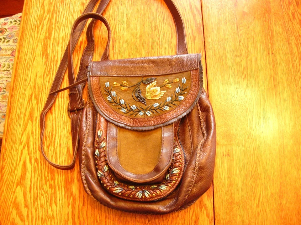 Bolso de hombro Faith Fellows hecho a mano de cuero con cuentas ajustable Correa muchos bolsillos Foto 4 de 4