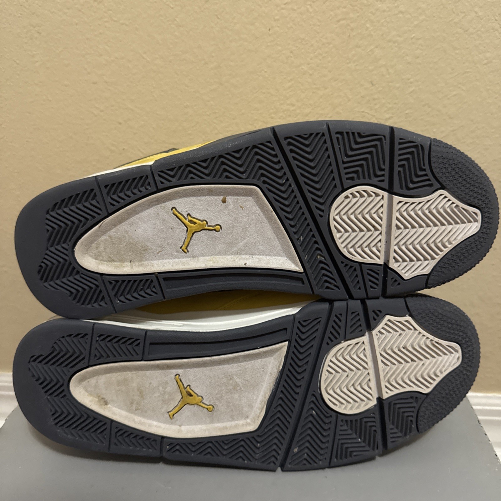 SAOLA Jordan 4 Retro Lightning Taglia 10 5 LEGGERMENTE