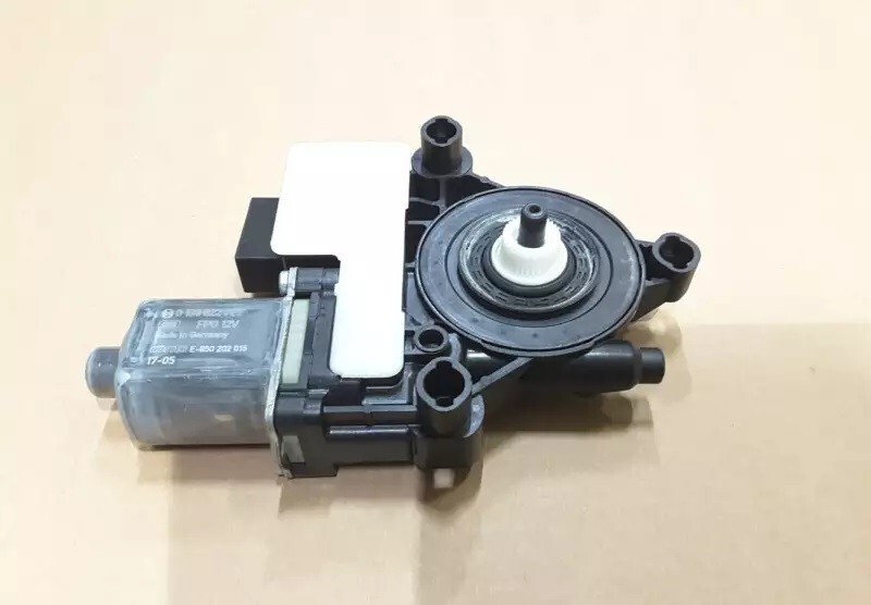 Moteur de lève-vitre électrique arrière gauche pour VW Golf 7 Passat 5Q0959811A