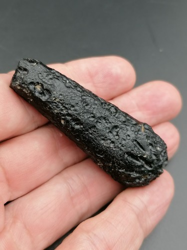 Quality Tektite Indochinite Drop 25,80g / 5,8 cm Meteorite Impact Glass COA - Picture 8 of 15