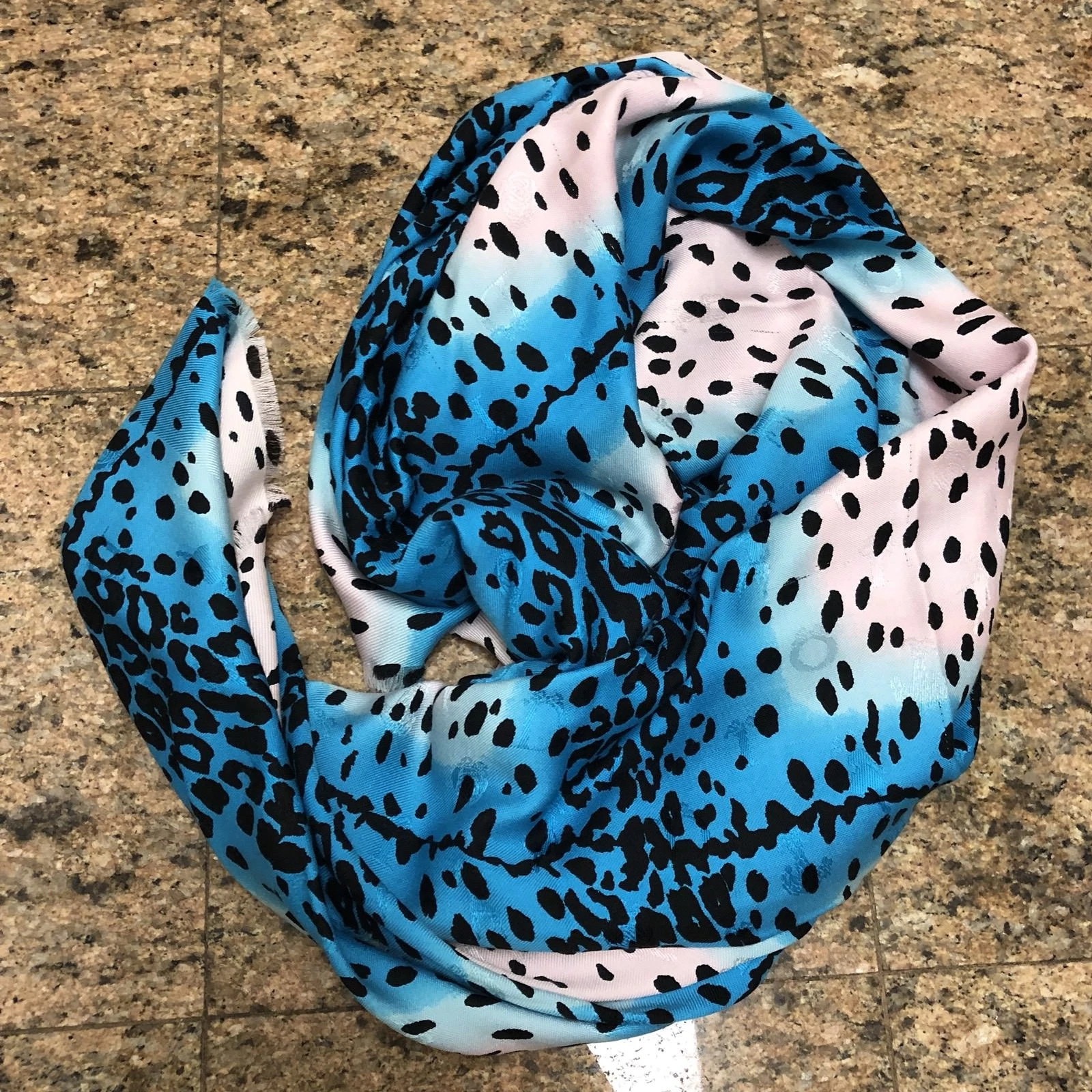 Écharpe châle bleu léopard imprimé soie/laine Christian Dior 55x55