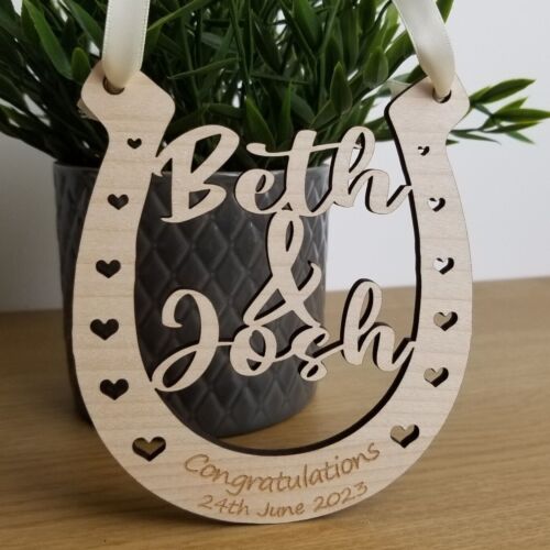 Wedding Wooden Horseshoe Personalised With Any Text, Mr and Mrs Lucky Bride Gift - Afbeelding 1 van 29
