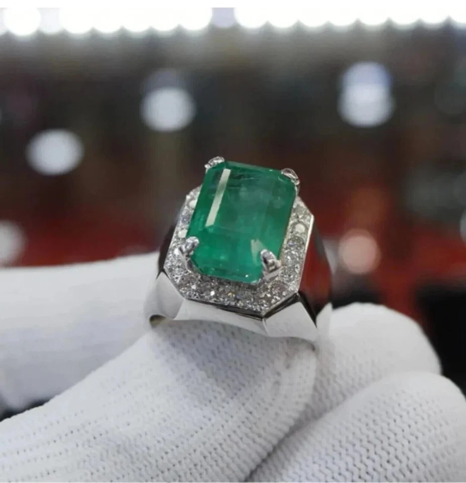 Alianza de boda para hombre esmeralda verde simulada corte esmeralda de 4 quilates enchapada en oro blanco de 14 quilates Foto 2 de 4