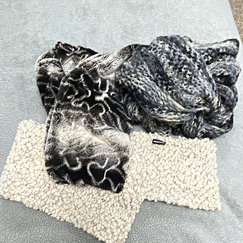 Muk Luks Women’s Abstract Knit Acrylic Infinity Scarf Gray White Logo Accent