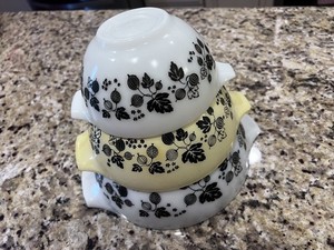 Pyrex Black White Yellow Cinderella Gooseberry Mixing Bowl Set of 3