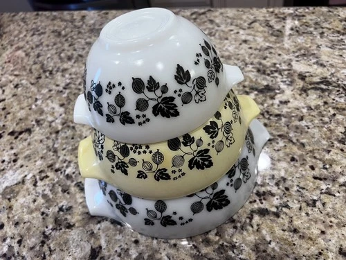 Pyrex Black White Yellow Cinderella Gooseberry Mixing Bowl Set of 3