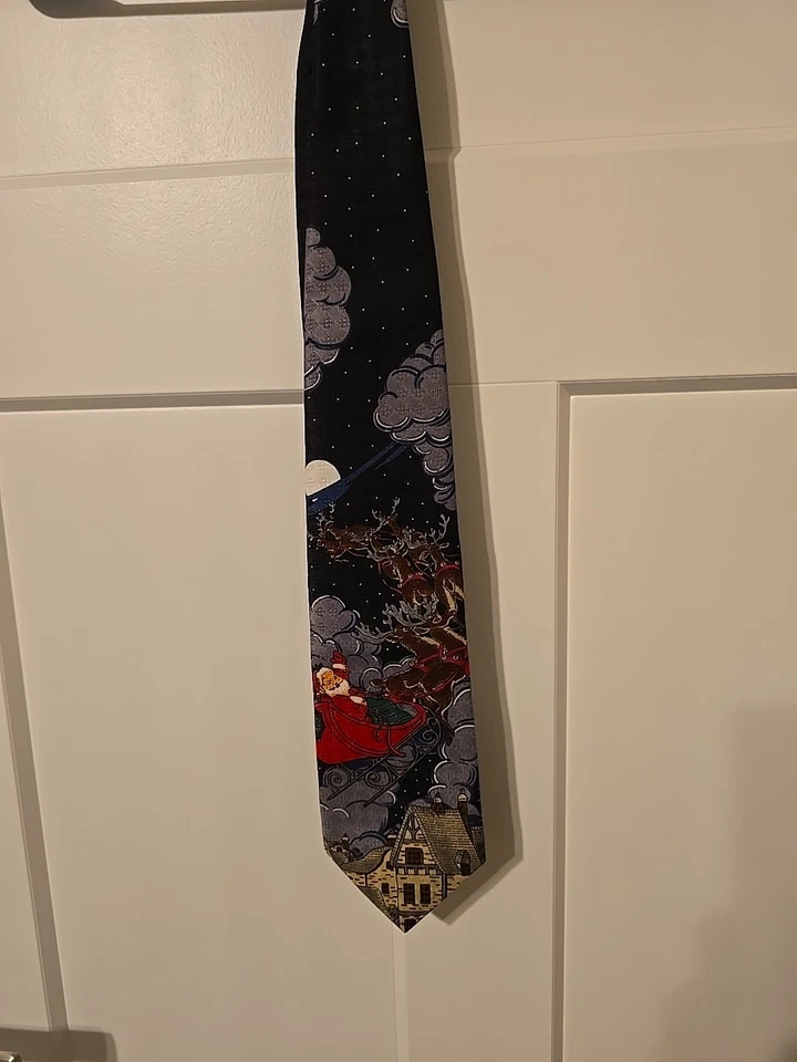 Рождественский галстук Hallmark Yule Tie Santa Flying With Reindeer Happy Holidays - Изображение 3 из 4