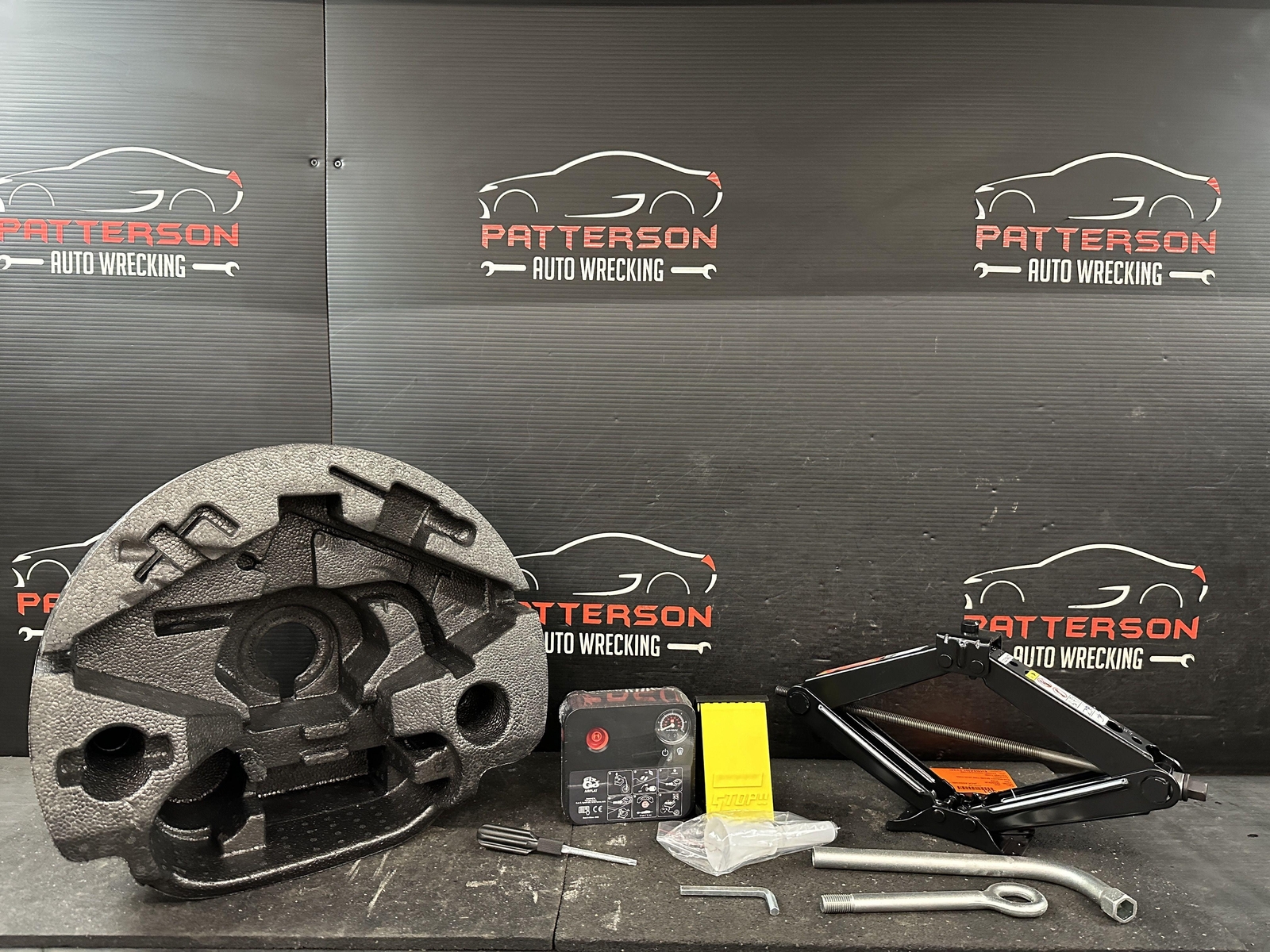 2022 MASERATI QUATTROPORT EMERGENCY SPARE TIRE JACK TOOL KIT & COMPRESSOR