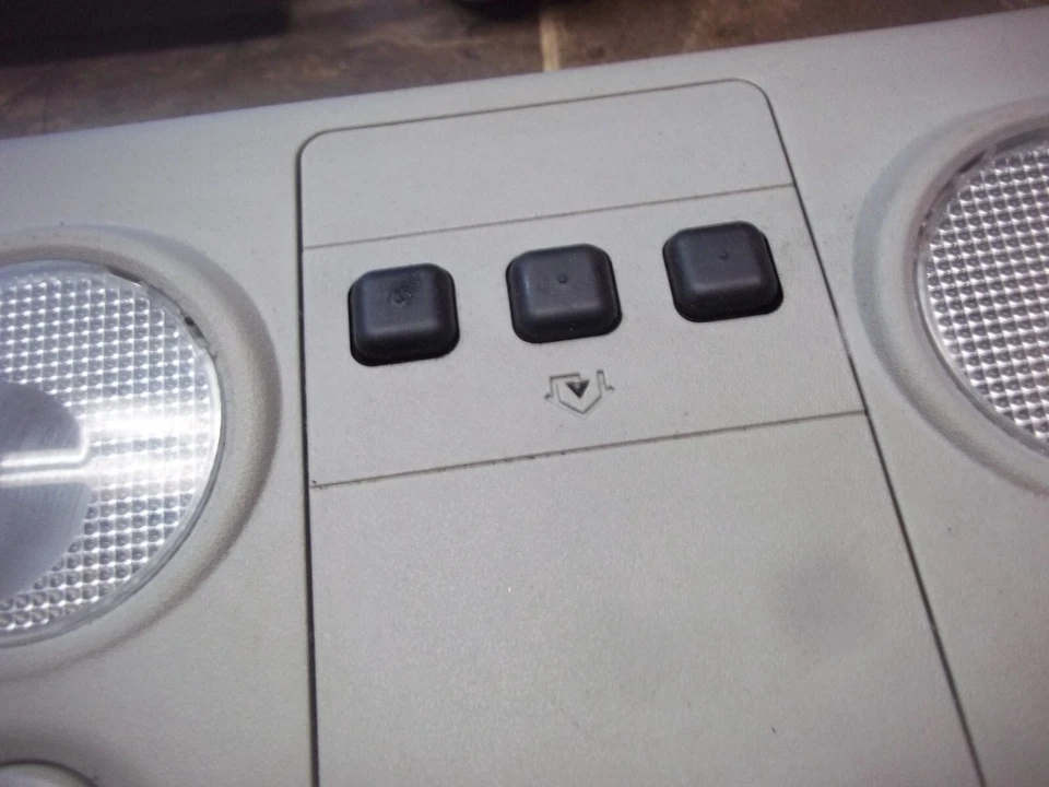 Luz domo superior Suzuki Grand Vitara 2006-2008 techo corredizo control Homelink gris Foto 3 de 4