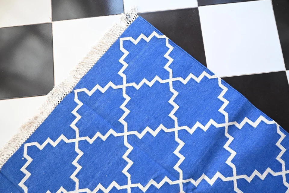 Rugmoda 深蓝色和白色几何盒 Panja Loom 棉地毯 – 5x8 英尺 — 第 4/4 张图片