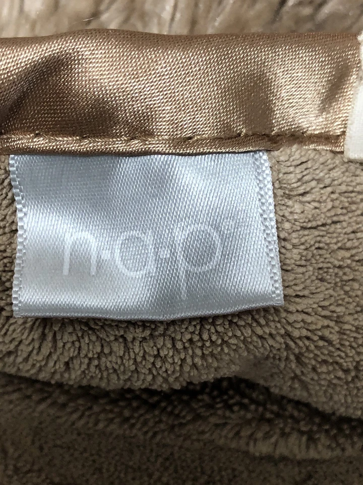 Manta de viaje Brookstone Nap 2 capas bronceado felpa borde satinado 38x60" usada en excelente estado Foto 3 de 4