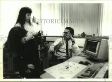 1991 Press Photo Amy Marsen, Shelly Gleeson and Bill Searles sit by computer