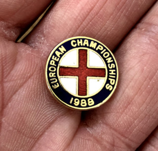 RARE OLD ENGLAND EUROPEAN CAHAMPIONSHIPS 1988 ENAMEL PIN BADGE