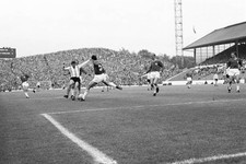 El argentino Luis Artime se salta la ballesta Kurt de Suiza - Foto antigua 1966