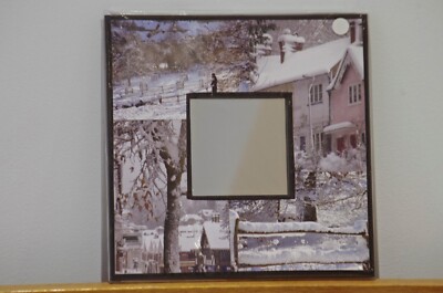 Handgefertigte Collage, Schneefotos auf quadratischem Holzsockel mit zentralem Spiegel 4/9